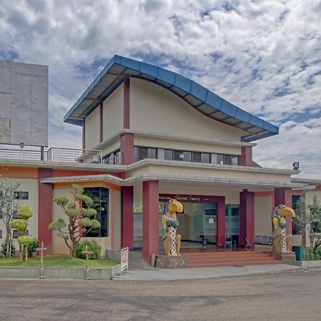Oyo 89997 Hotel Bumi Kedaton Waterpark Бандар-Лампунг Екстер'єр фото