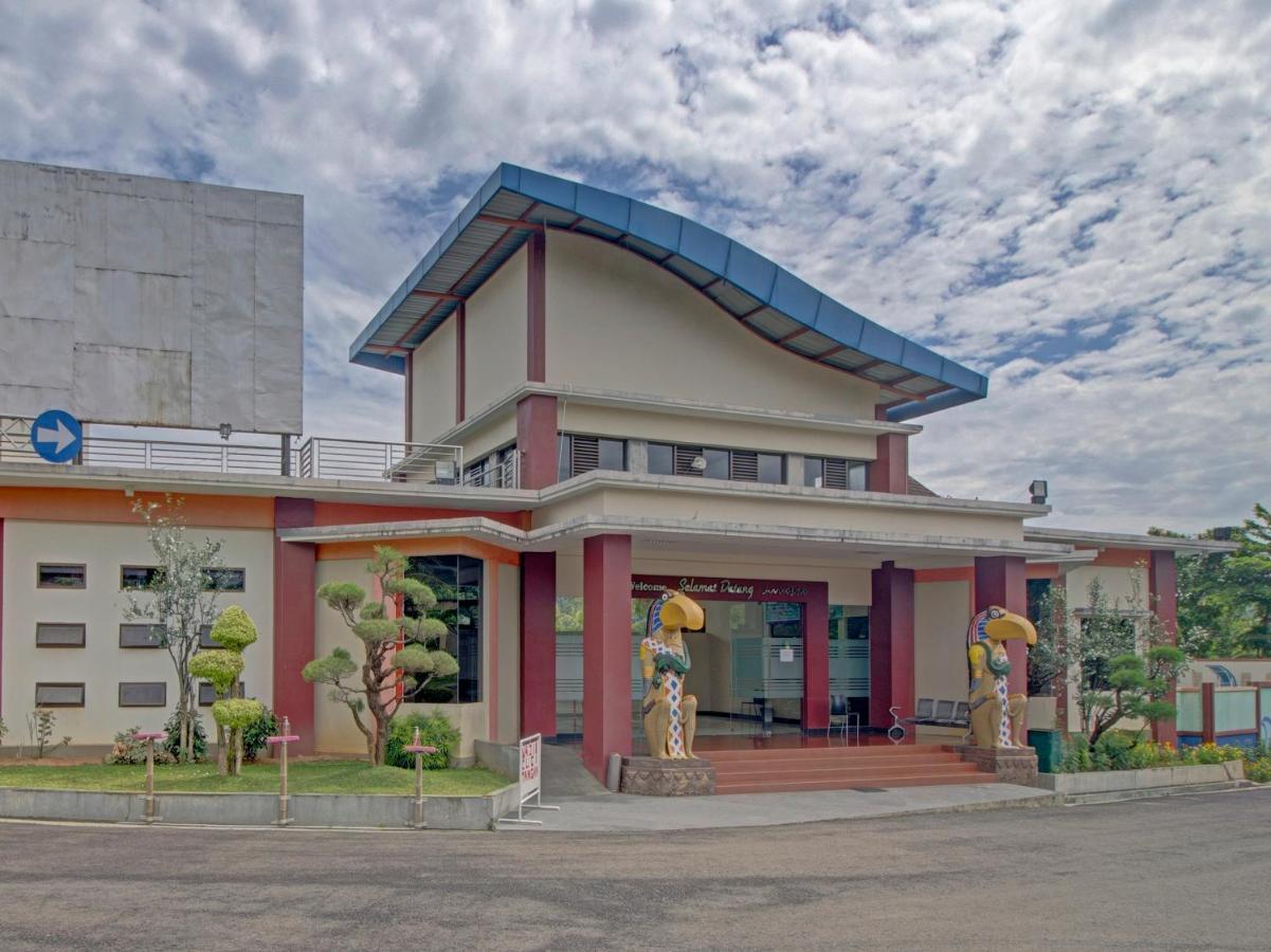 Oyo 89997 Hotel Bumi Kedaton Waterpark Бандар-Лампунг Екстер'єр фото