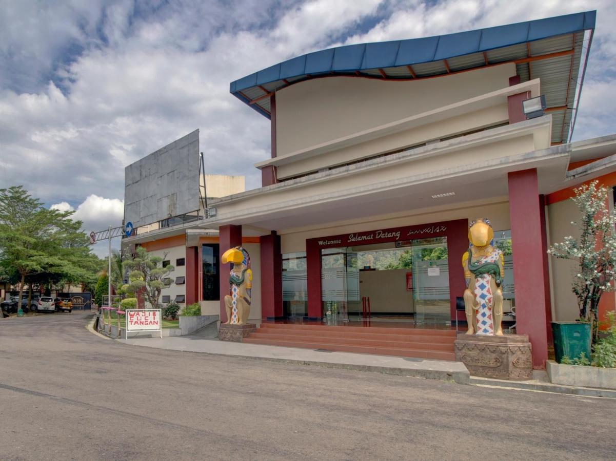 Oyo 89997 Hotel Bumi Kedaton Waterpark Бандар-Лампунг Екстер'єр фото