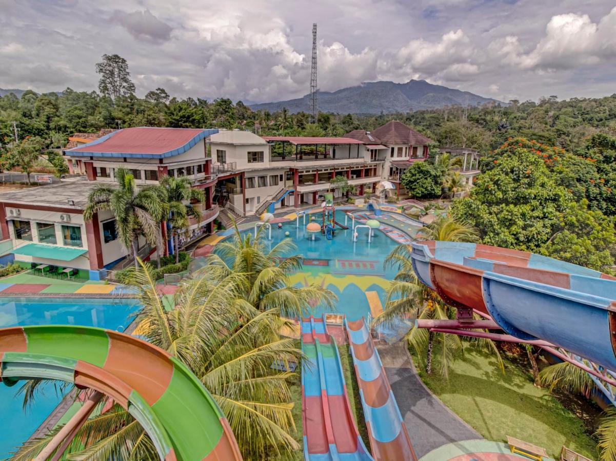 Oyo 89997 Hotel Bumi Kedaton Waterpark Бандар-Лампунг Екстер'єр фото