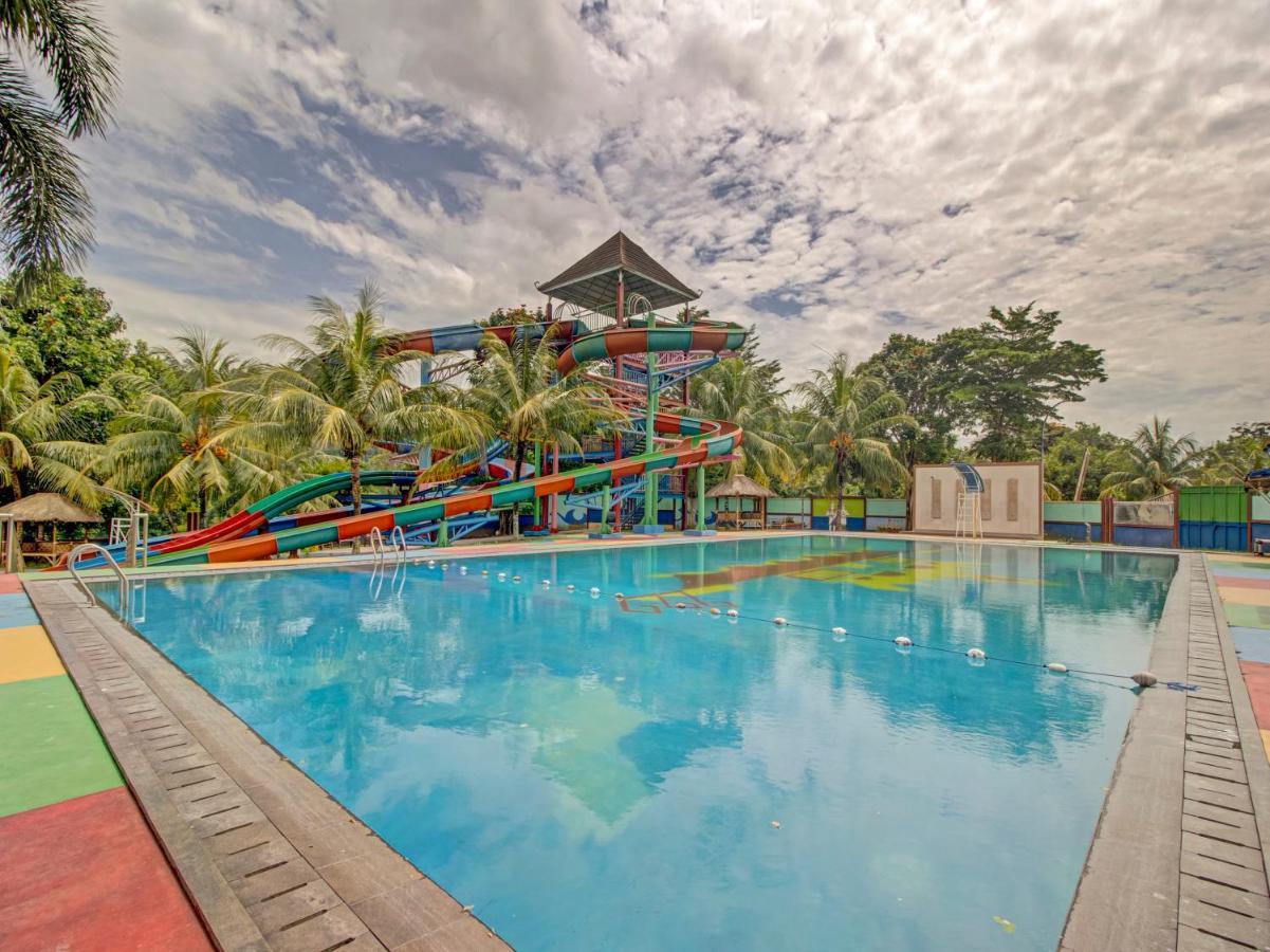Oyo 89997 Hotel Bumi Kedaton Waterpark Бандар-Лампунг Екстер'єр фото