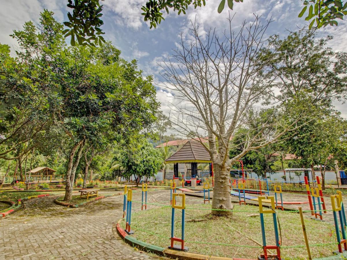 Oyo 89997 Hotel Bumi Kedaton Waterpark Бандар-Лампунг Екстер'єр фото