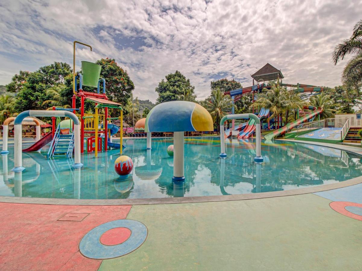 Oyo 89997 Hotel Bumi Kedaton Waterpark Бандар-Лампунг Екстер'єр фото