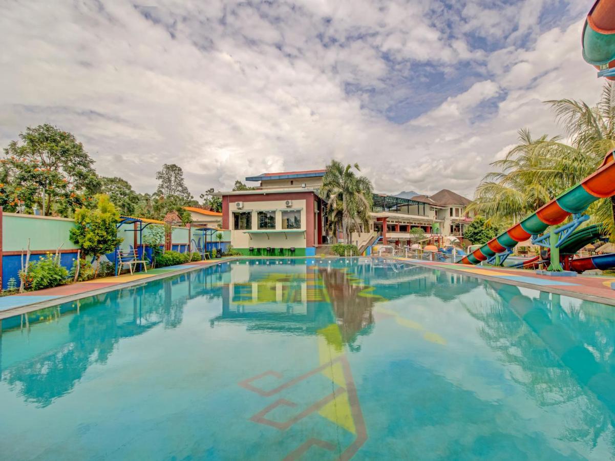 Oyo 89997 Hotel Bumi Kedaton Waterpark Бандар-Лампунг Екстер'єр фото