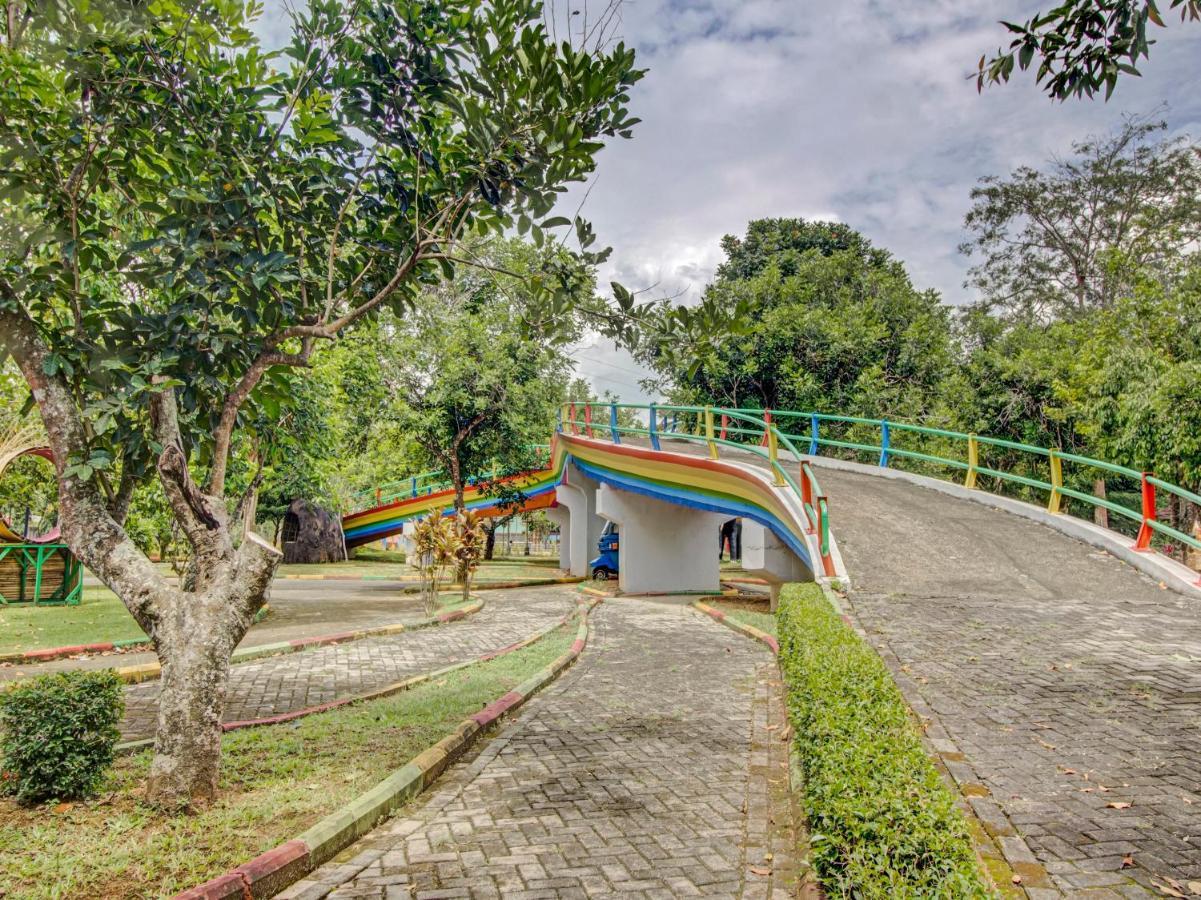 Oyo 89997 Hotel Bumi Kedaton Waterpark Бандар-Лампунг Екстер'єр фото
