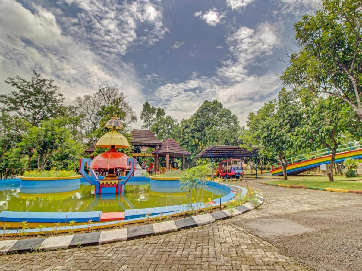 Oyo 89997 Hotel Bumi Kedaton Waterpark Бандар-Лампунг Екстер'єр фото